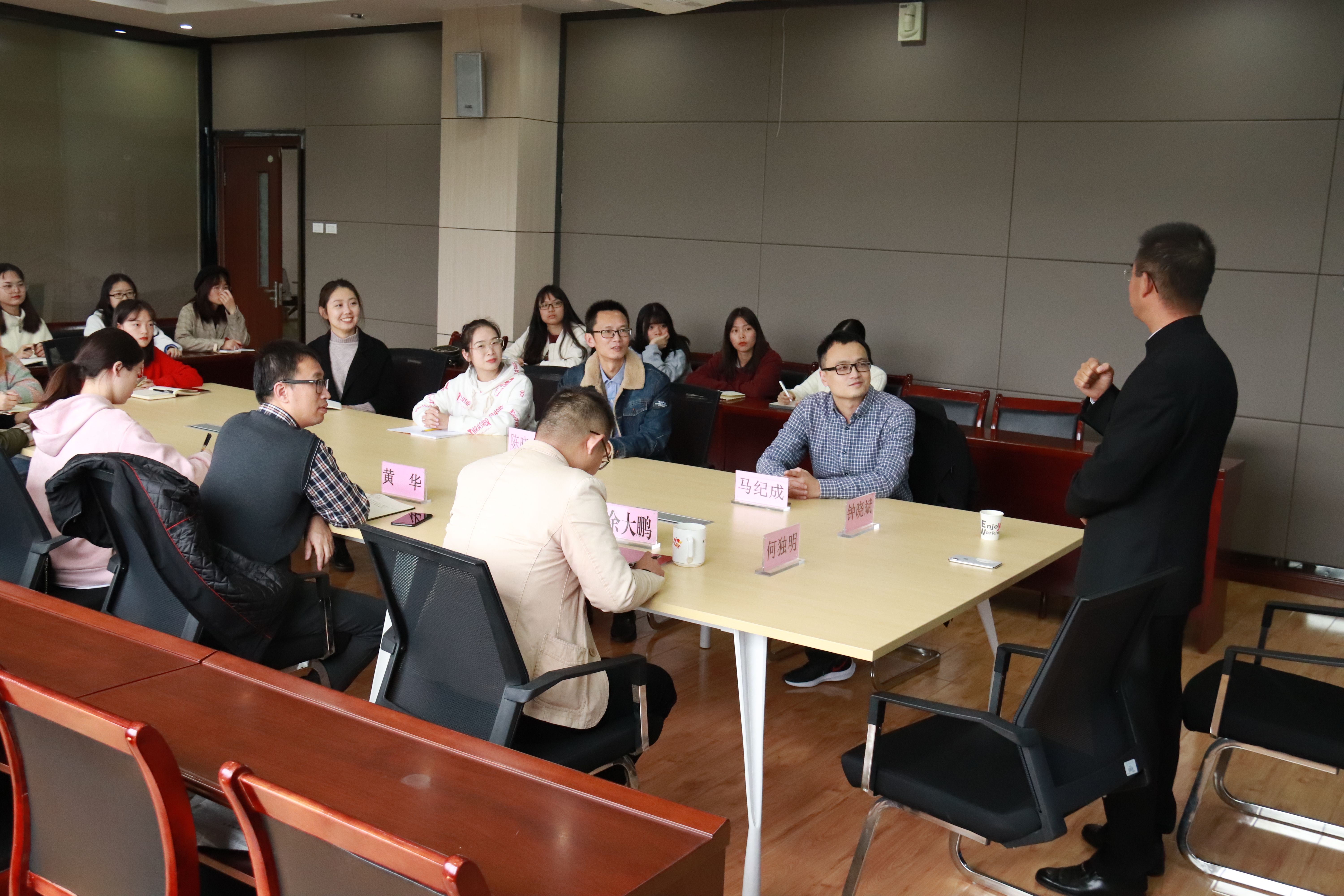 英国上市公司36590级校友钟晓斌回校座谈会顺利举行2.jpg