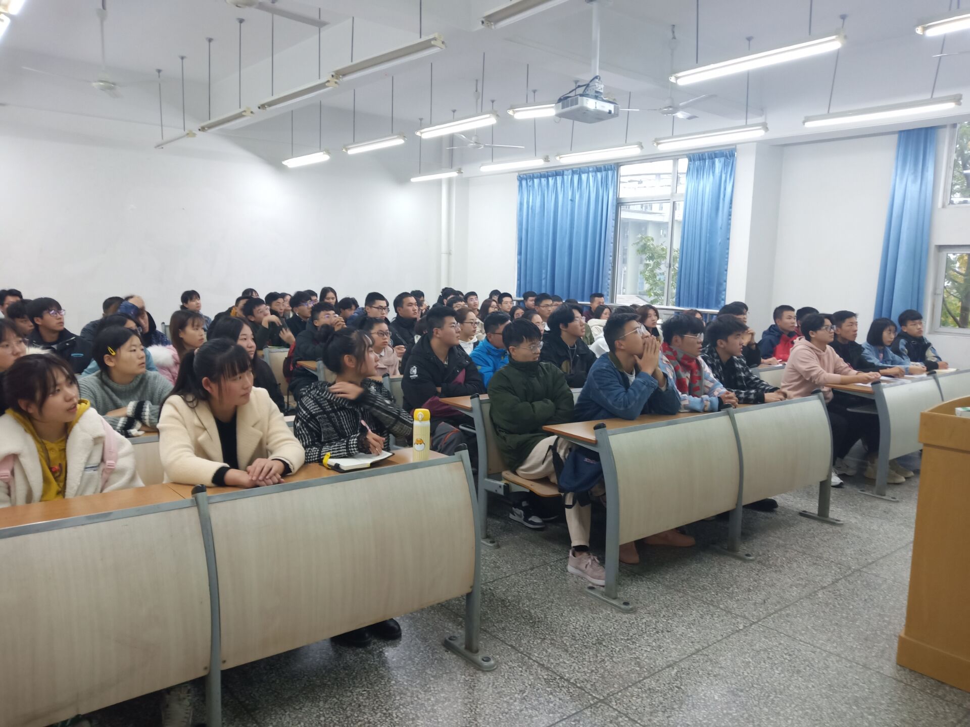 英国上市公司365开展数学与应用数学（中外合作办学）专业主题班会2.jpg